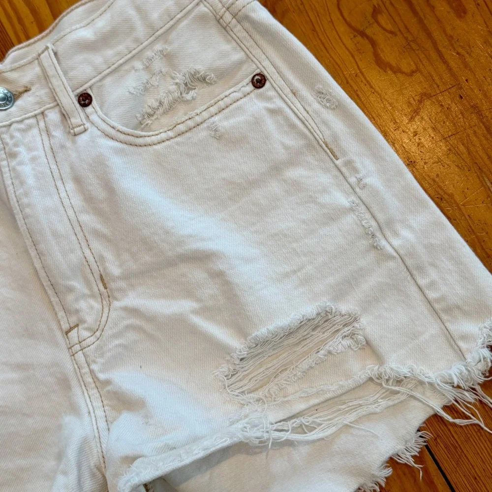 American Eagle White Distressed High Waisted Denim‎ Shorts Size 4 Raw Hem